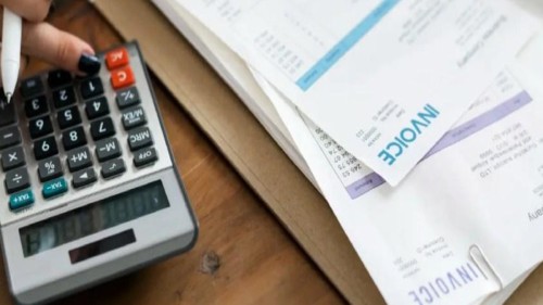 Commercial Invoice چیست و چه اشتباهاتی باعث تعویق ترخیص می‌ شود؟